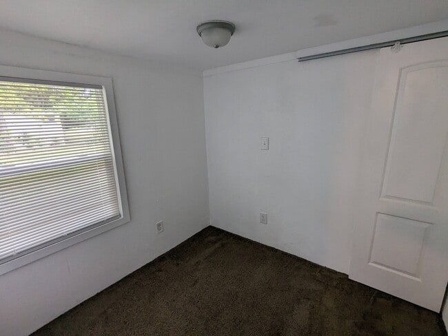 Building Photo - 300 Royal Way