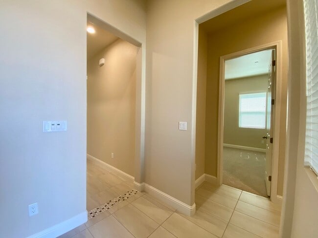 Building Photo - $2,495 Leonard & Ashlan, 3 Bedroom Home - ...
