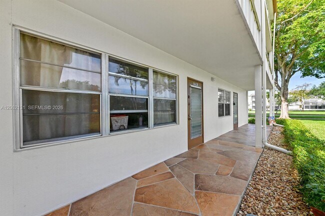 Building Photo - 559 Mansfield M
