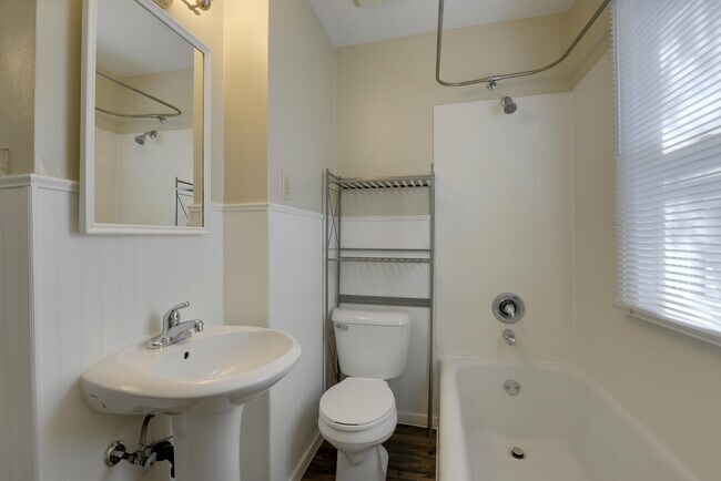 Building Photo - 707 Orange Ave E