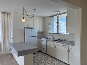 Building Photo - An absolute gem in Hono Hale Tower. Located in Mo'il'ili and close to the University of Hawaii.