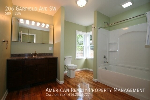 Building Photo - 206 Garfield Ave SW