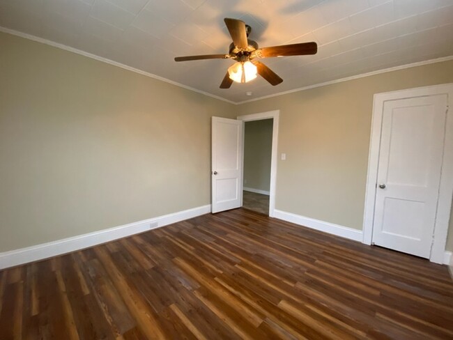 Building Photo - 2 Bedroom, 1 bath home with conditioned ba...