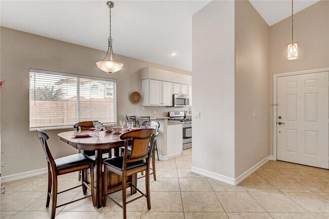 Building Photo - IMMACULATE FURNISHED 3BEDROOM GREEN VALLEY BEAUTY!