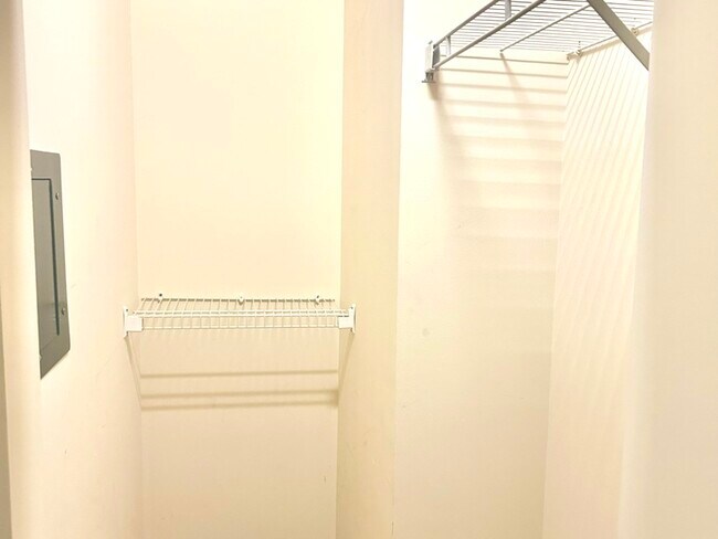 Building Photo - 873 N Larrabee St