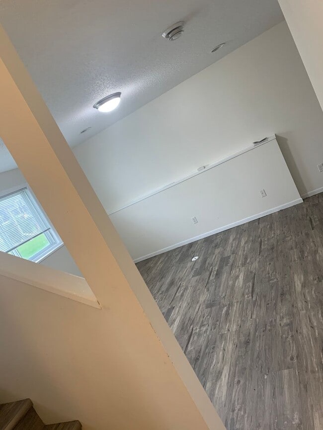 Building Photo - 3 BEDROOM OSGOOD TWIN HOME  -  PETS WELCOME