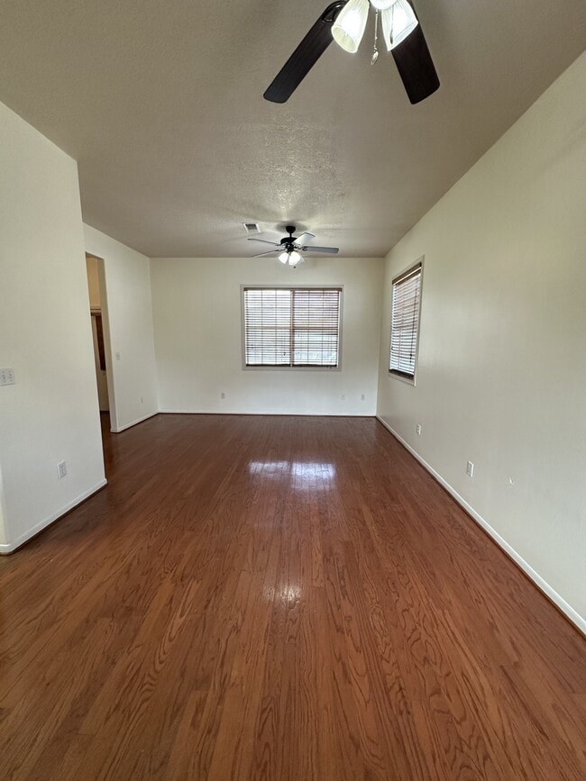 Building Photo - 1000 E Main St