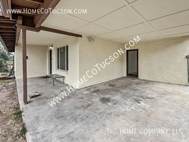 Building Photo - 2320 W Calle Grato