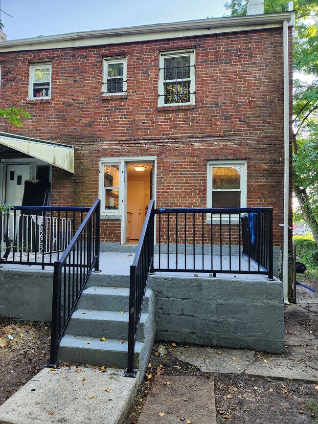 Building Photo - 364 Oakland St