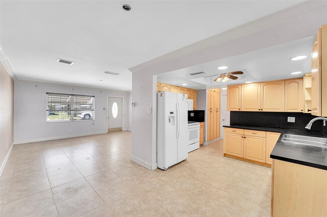 Building Photo - 7255 NW 8th Ct