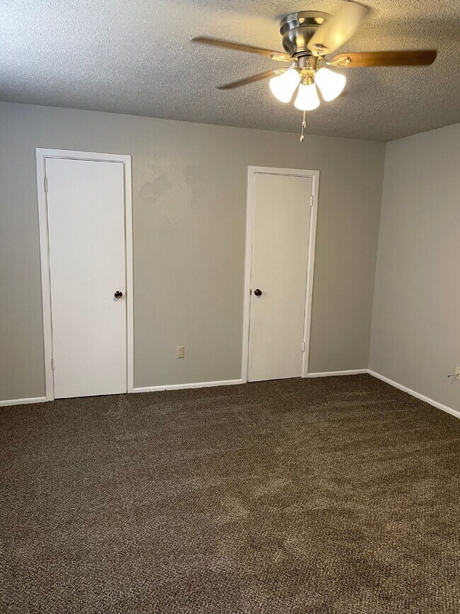 Building Photo - "Charming 3-Bed Oasis in Lubbock - Spaciou...