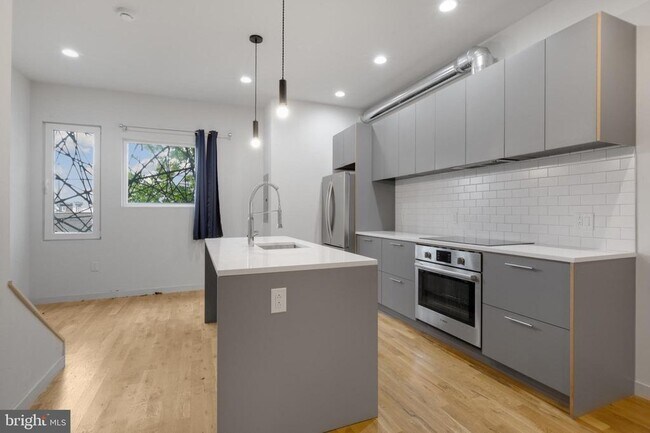 Building Photo - 2328 Memphis St