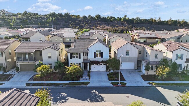 Building Photo - Light and bright 4 bedroom 3 bath beauty i...
