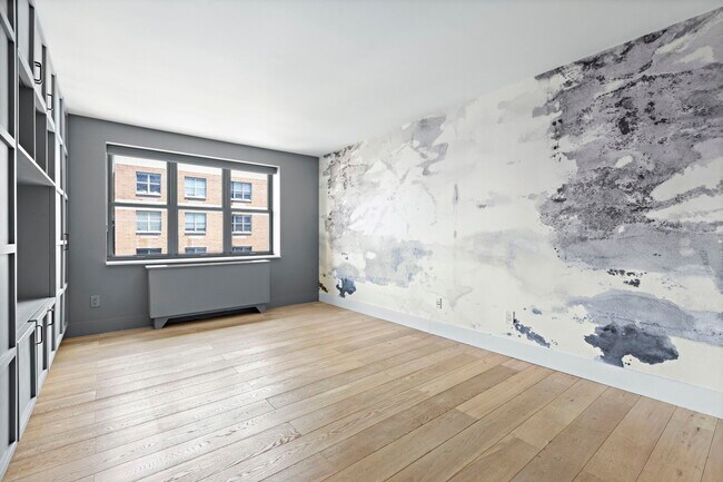 Building Photo - 516 W 47th St