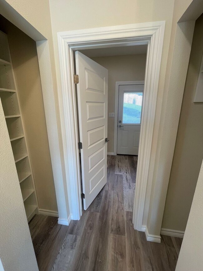 Building Photo - NEW ON MARKET