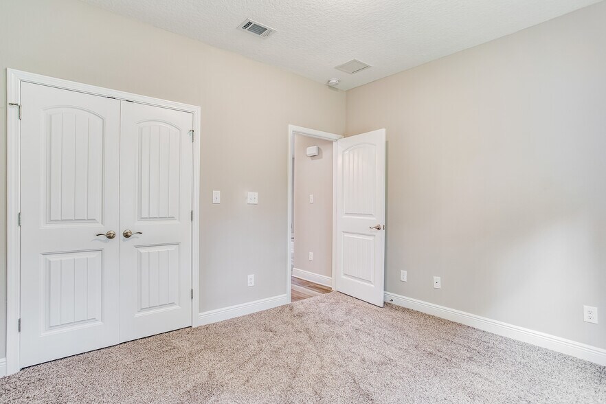 Building Photo - 5940 Savannah Dr