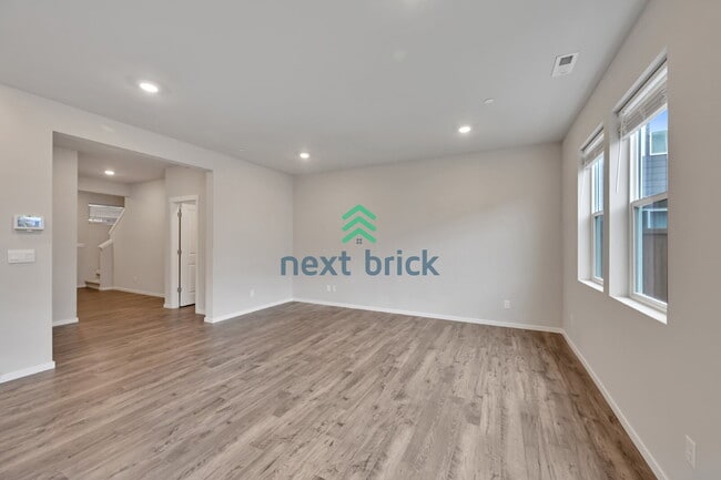 Building Photo - Modern 4-Bedroom Home in Rainier Ridge