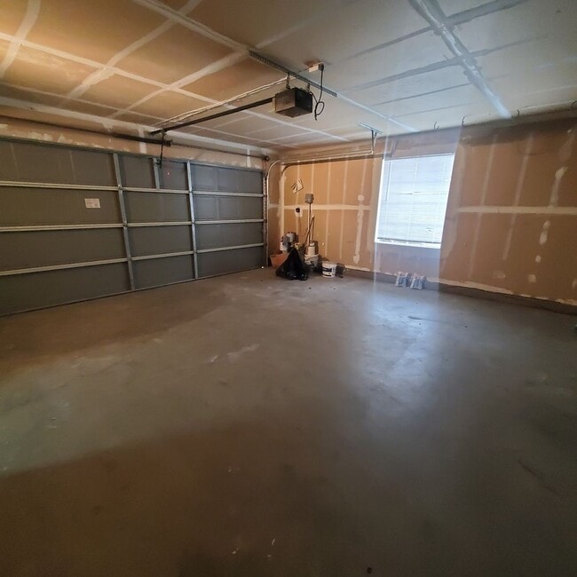 Building Photo - Single Story 3/2 with Great Open Floorplan in Brentwood