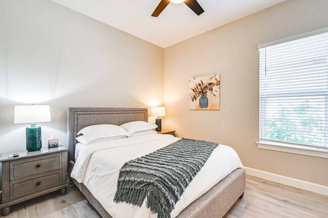 Building Photo - 15140 Pescara St