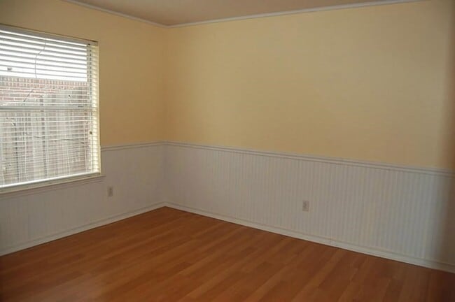 Building Photo - 12130 La Salle Oaks