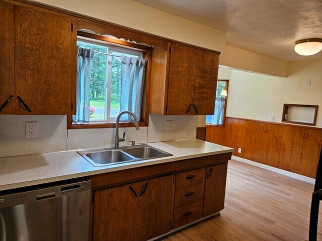 Building Photo - 3Bd/2Ba Single Story House - For Viewing!