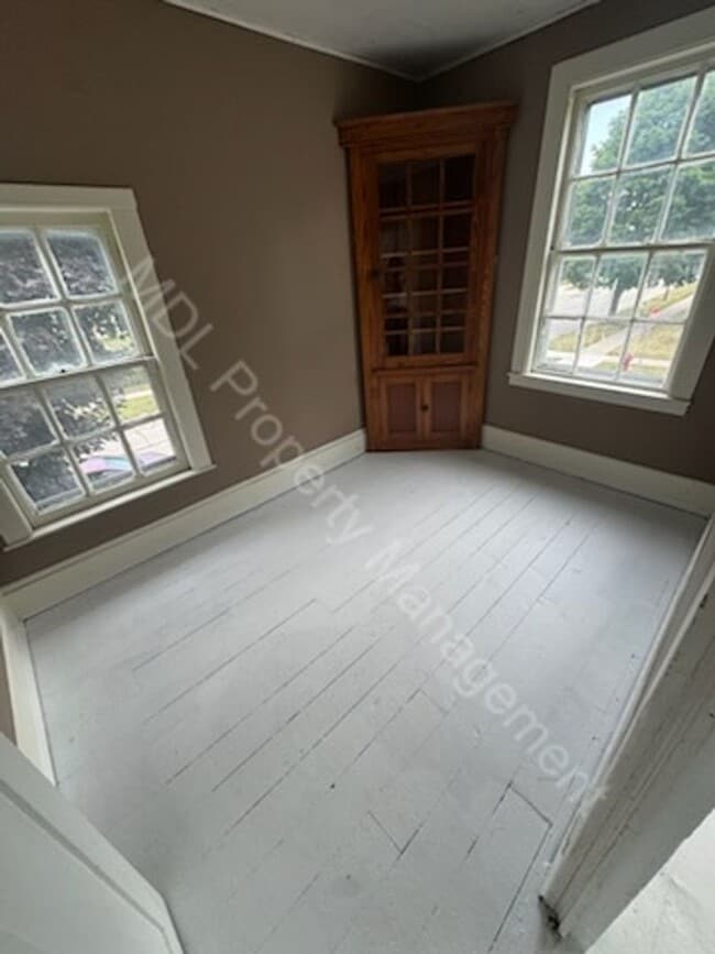 Building Photo - Large 4 bedroom 1 bath house