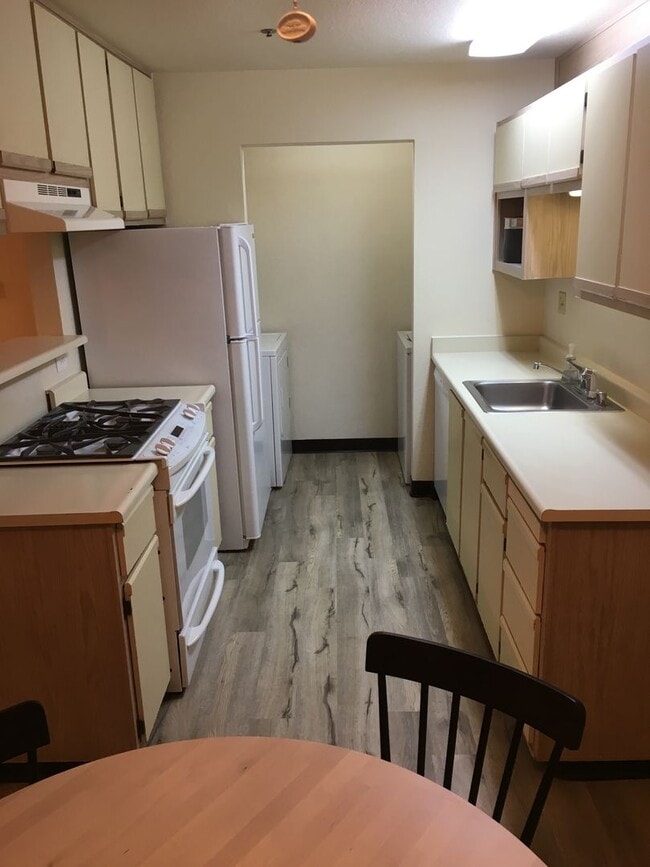 Building Photo - 3 bedroom 2 bath Windsong Condo ~ Includes...
