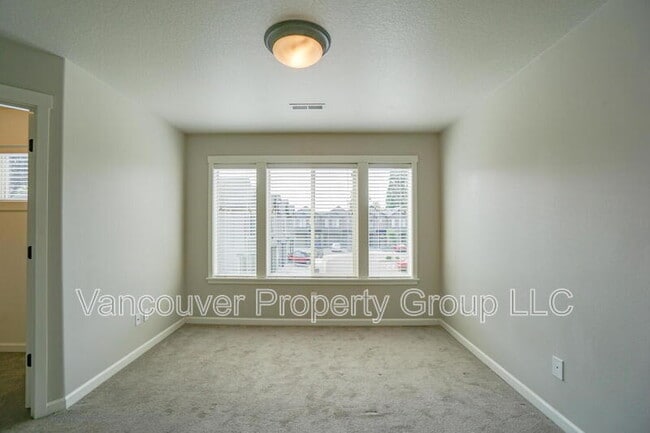 Building Photo - 5809 NE 71st Ave