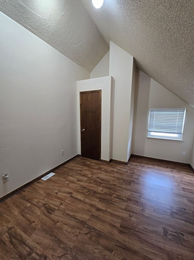 Building Photo - 3 bedroom townhome