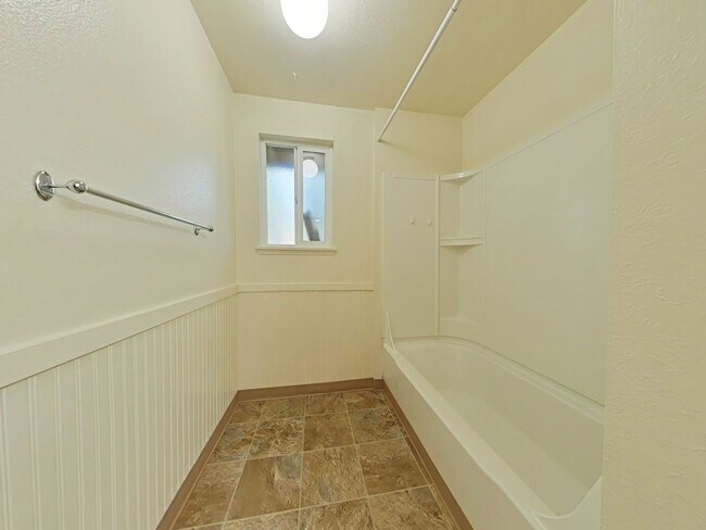 Building Photo - 2 Bedroom Duplex ~ Close to Shops ~ Pet Fr...