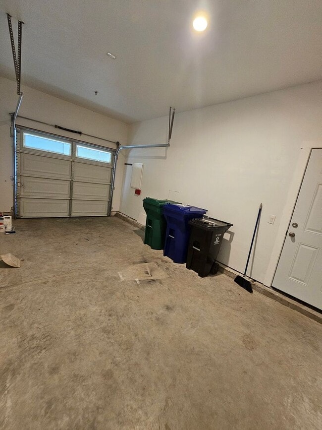 Building Photo - Sunny and Bright Newly Constructed 3-bedro...