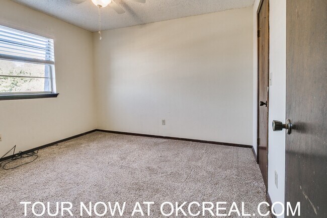 Building Photo - 1215 Lakecrest Dr