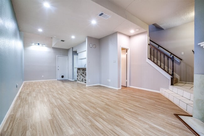 Building Photo - 800 Country Pl Dr