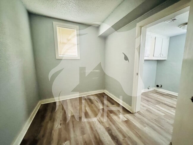 Building Photo - "Charming 2-Bedroom Retreat on Northwest L...