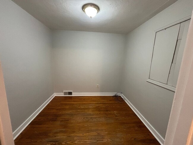 Building Photo - 4 Bedroom Home in Pleasant Hills! - Availa...