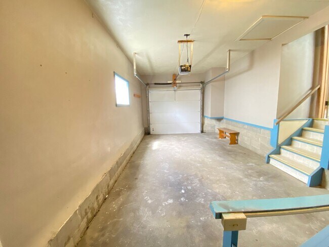 Building Photo - Now leasing for May 2026! Four Bed/One Bath