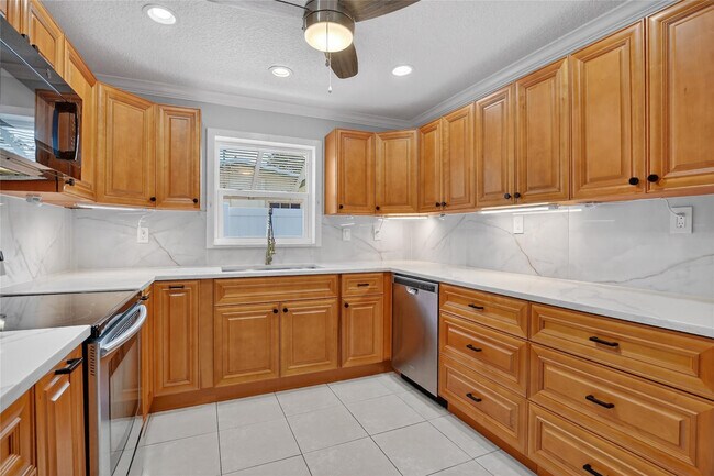 Building Photo - 111 SE 14th Pl