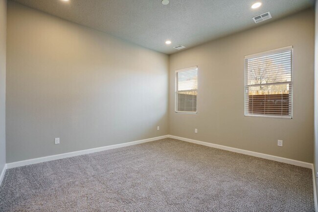 Building Photo - 3289 Oakmount Dr SE