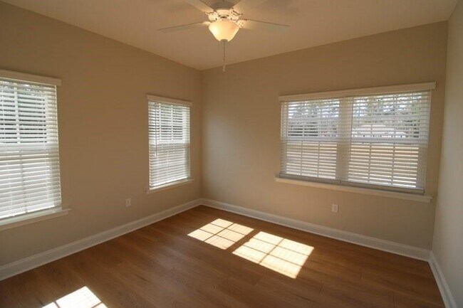 Building Photo - 326 S 5th St