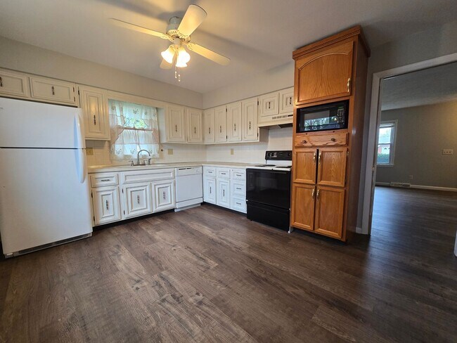 Building Photo - 306 Robinhood Ln