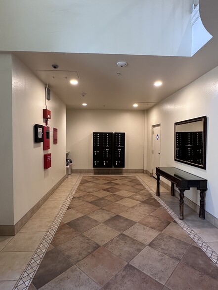 Lobby - 4601 Coldwater Canyon Ave