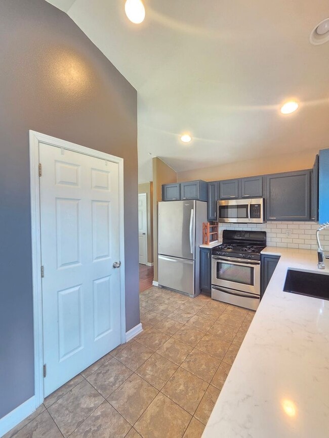 Building Photo - $2,800 - 3 Bed / 2 Bath Beautiful and Spacious Home with a Fully Fenced backyard