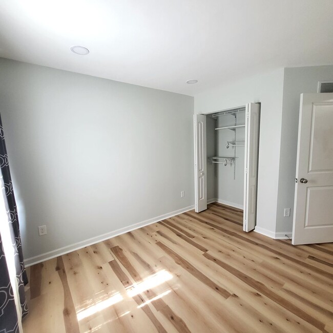 Building Photo - End unit townhome in Newark - 4 bedrooms, ...