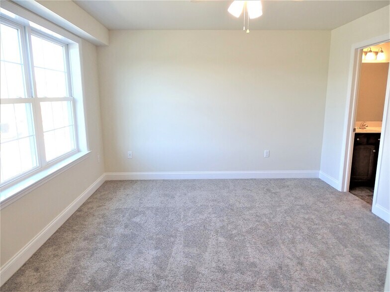 Building Photo - 127 Redstone Dr