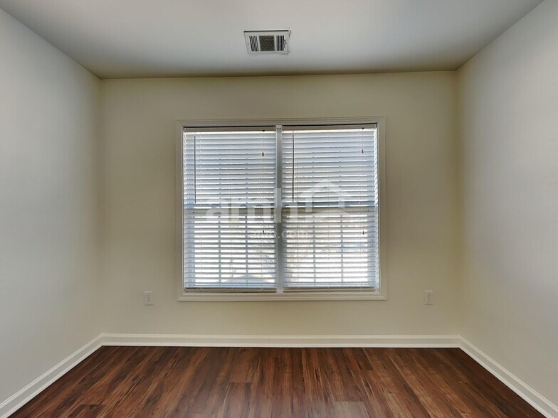 Building Photo - 37 Farm Brook Way