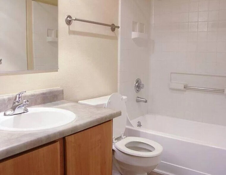 Public bath - 16817 Larch Way