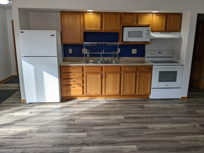 Kitchen - 305 E Lawler Ave