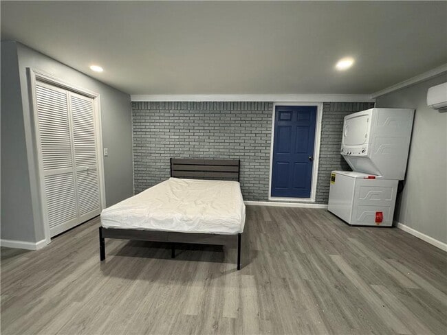 Building Photo - 5971 Robin Hood Ln