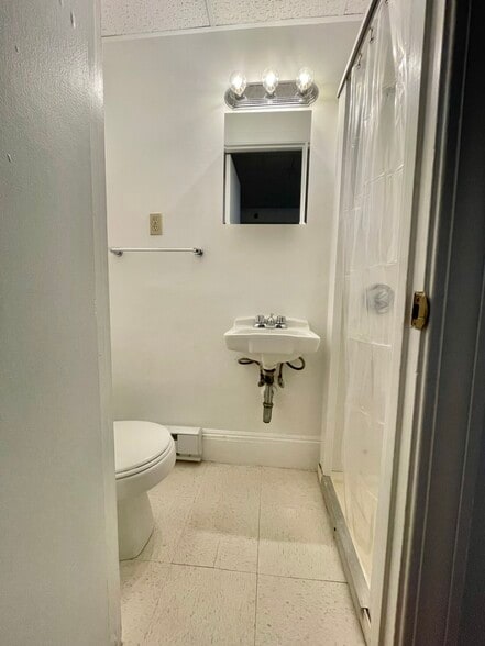 Building Photo - 405 Beacon St