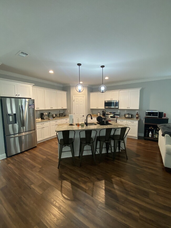 Building Photo - Situated in DeVillier's Square within convenient walking distance to Palafox, this contemporary r...